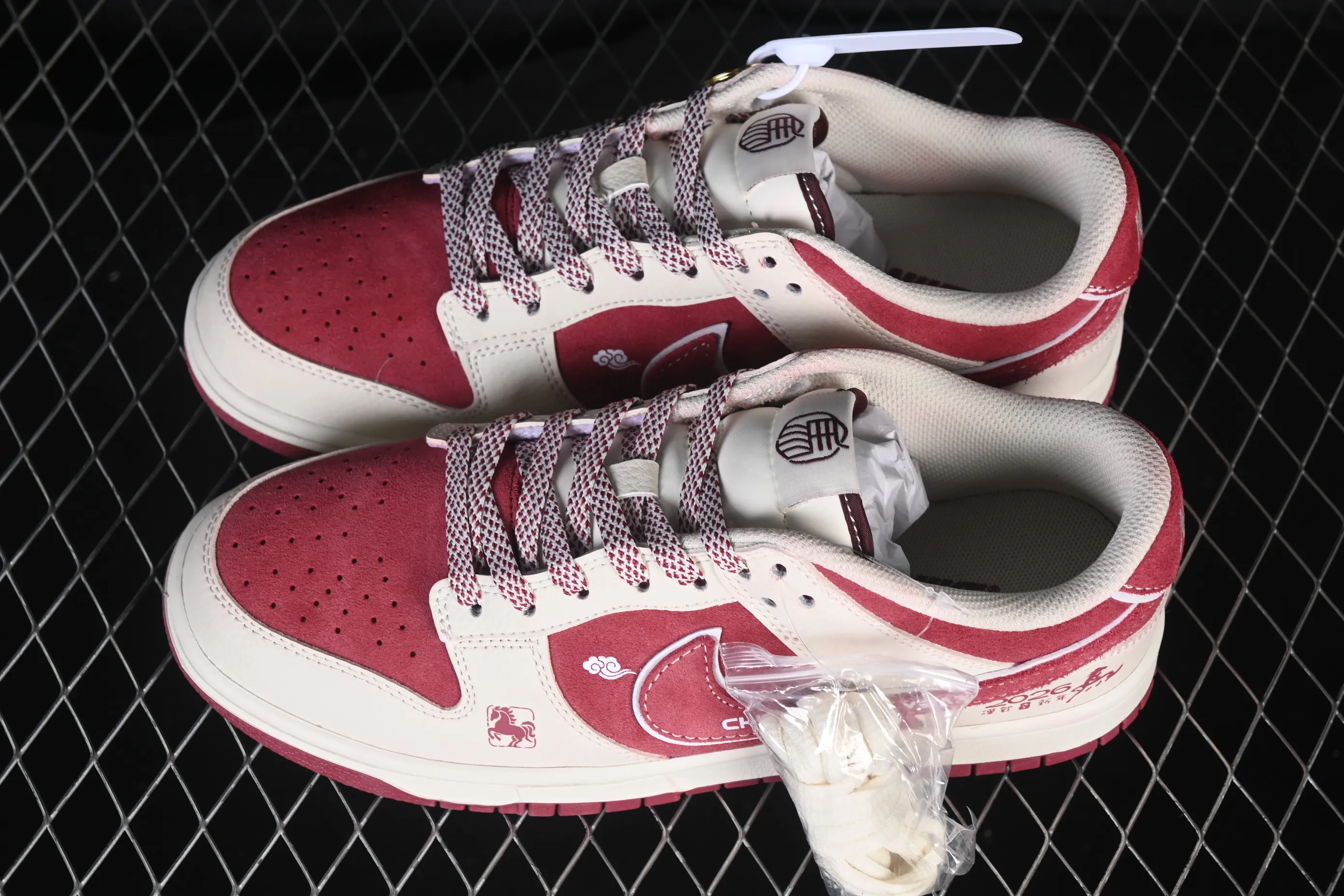 All categories Nk SB Dunk Series Nk SB Dunk Low High-end customized low-top sneakers Nike SB Dunk Low Good luck in the new year High-end customized low-top casual sneakers DN3168-024